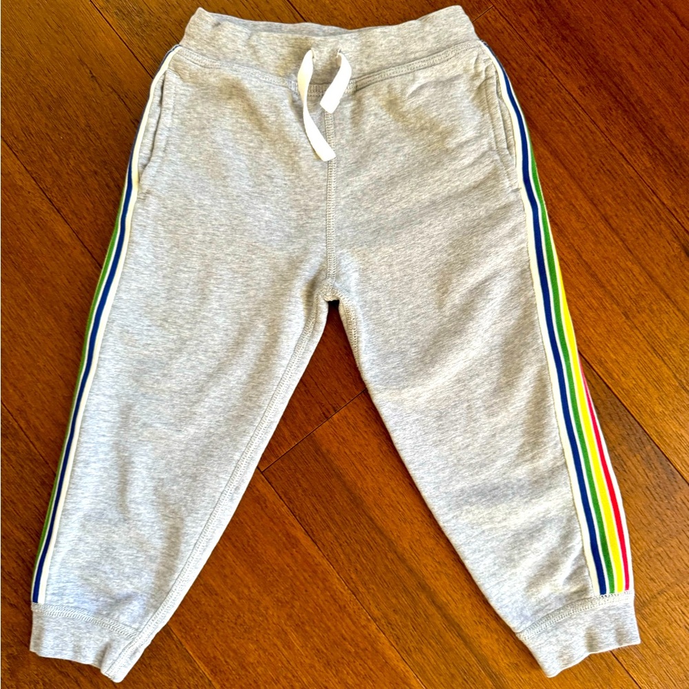 Like new Hanna Andersson soft cotton sweat pants with stripe side detail.Size 3Y